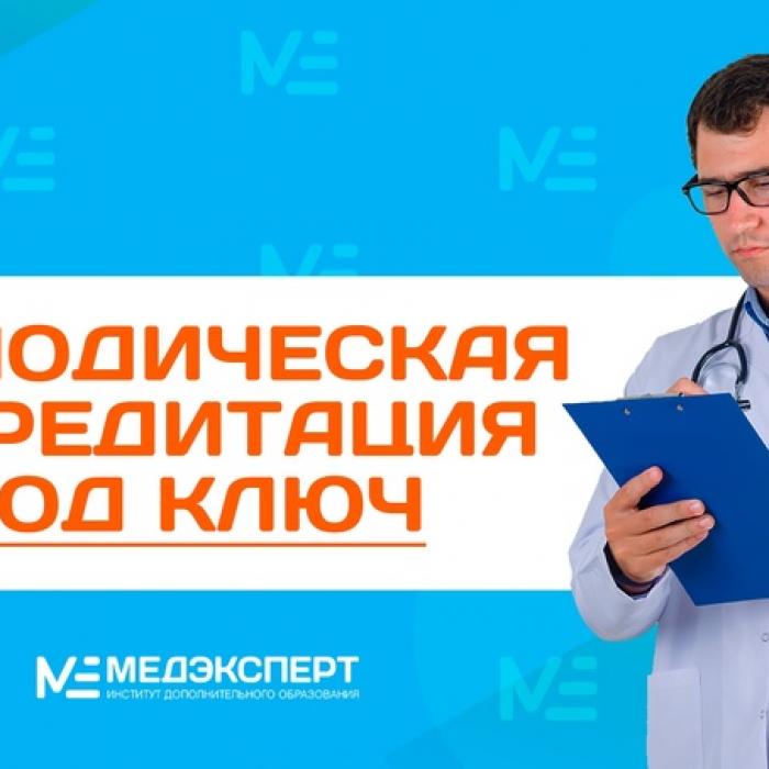 Инженер ПТО работает с проектной документацией на строительном объекте