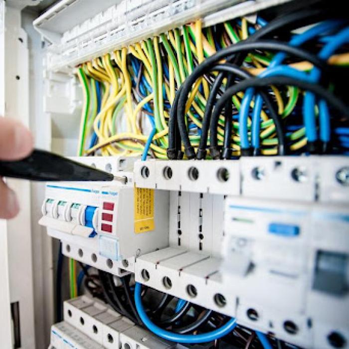 Инженер ПТО работает с проектной документацией на строительном объекте