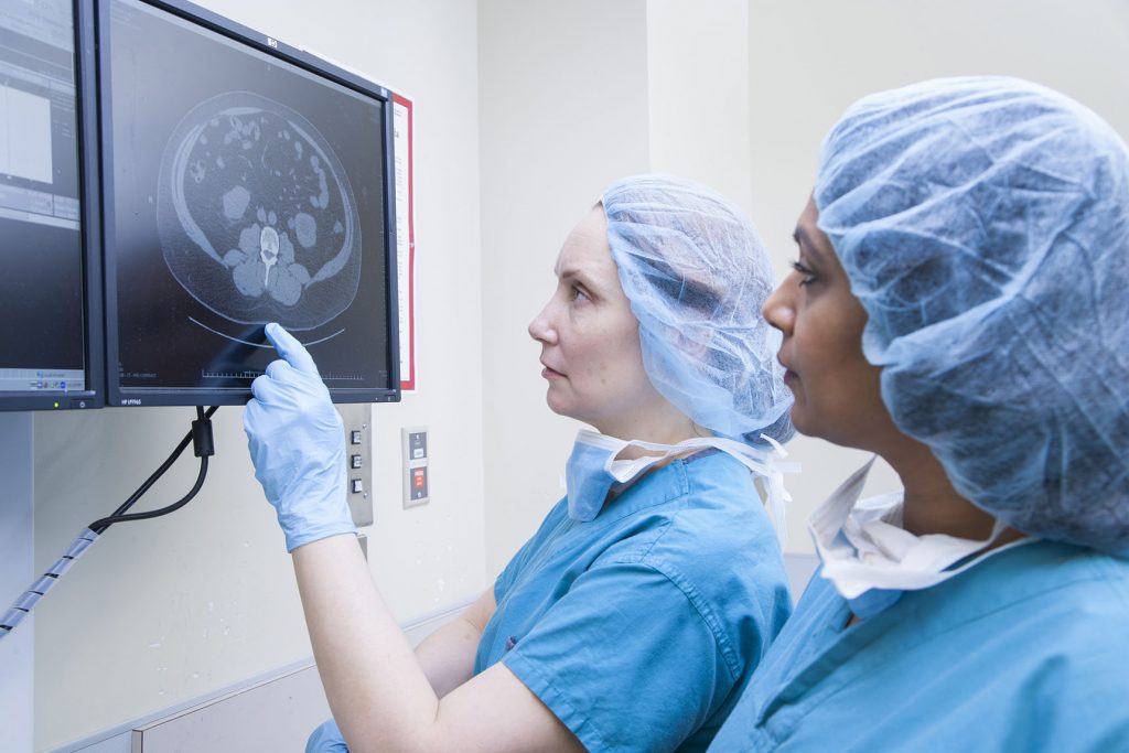 Инженер ПТО работает с проектной документацией на строительном объекте