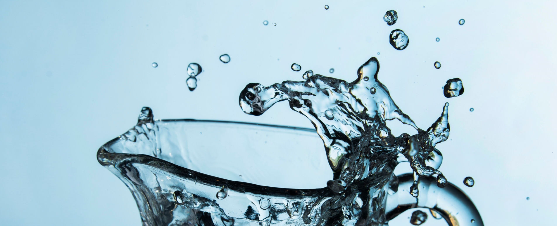 Инженер ПТО работает с проектной документацией на строительном объекте